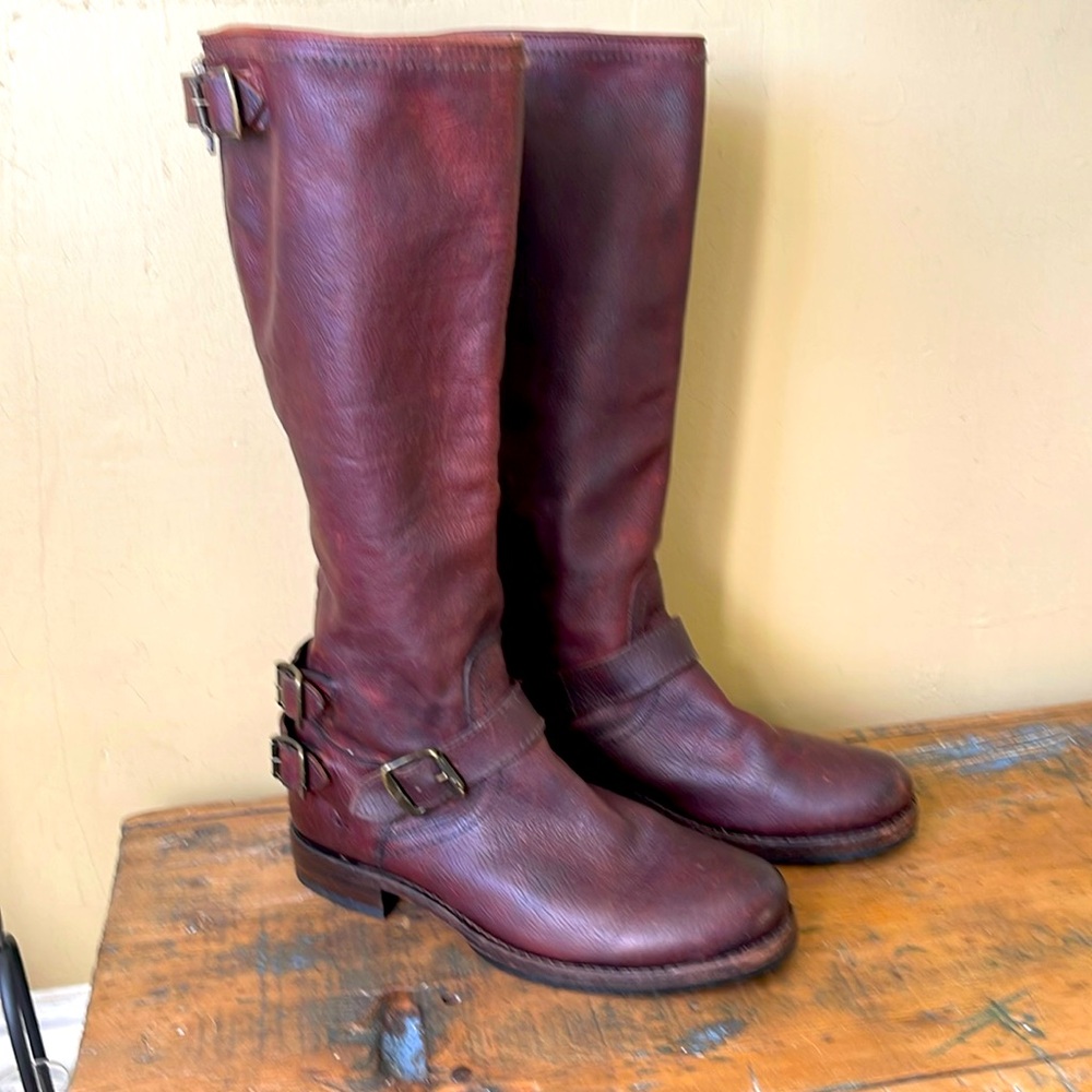 Frye knee high boots in excellent condition